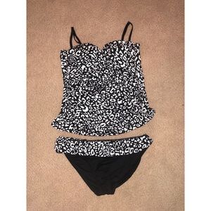 A New Approach (a.n.a) black and white tankini